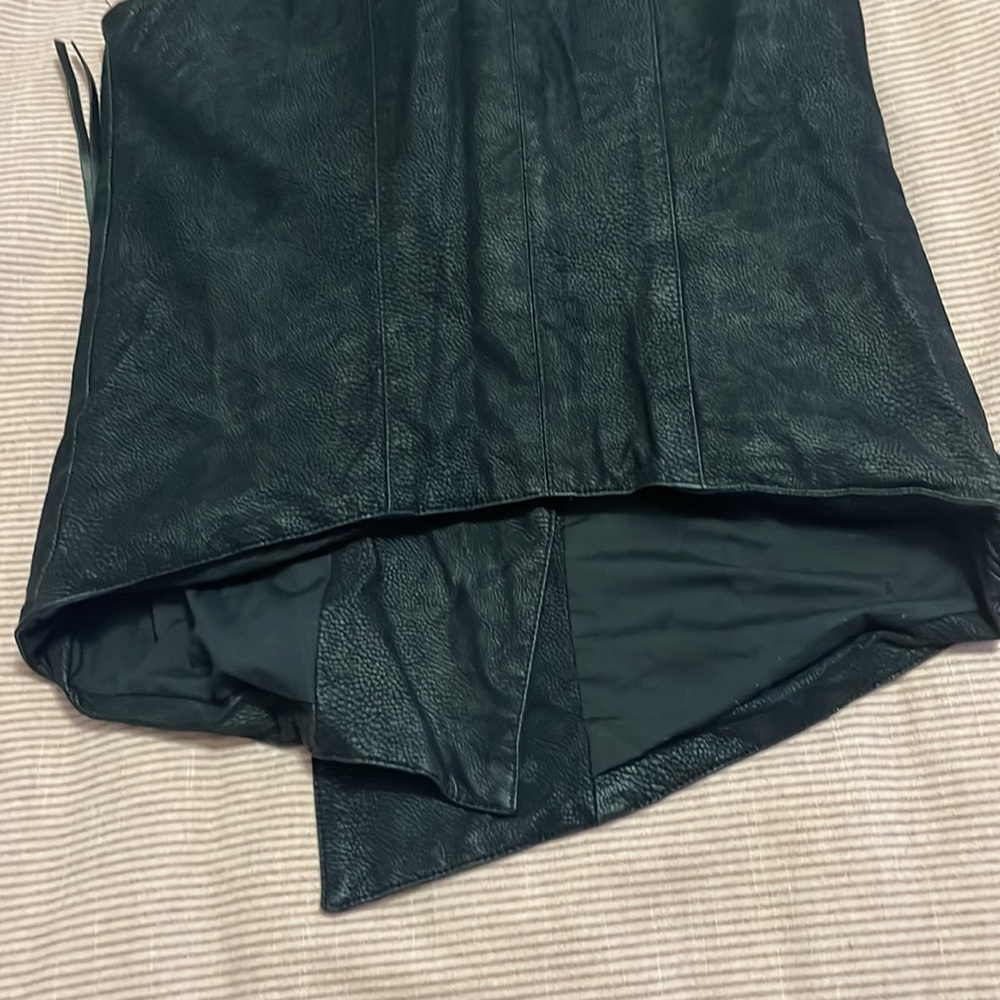 Divided Black Sleeveless Vest - Picture 7 of 13